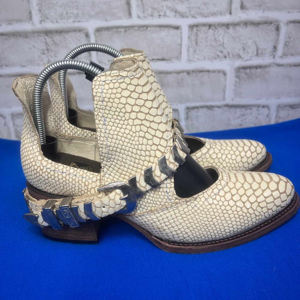 Freebird Blade SIZE 9 White Snake